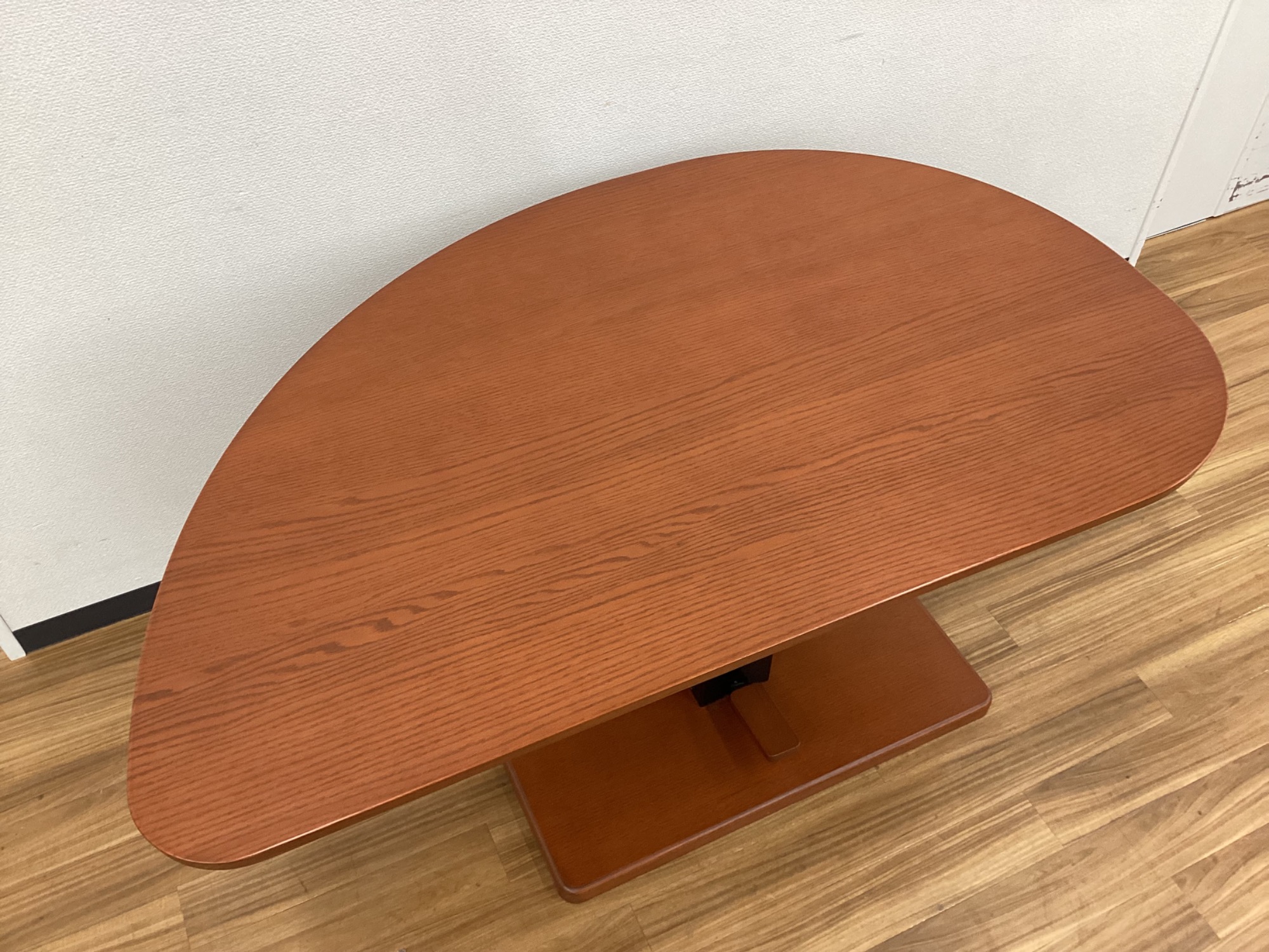 大塚家具　アレッタリーフ　昇降テーブル 昇降式テーブル「アレッタ2」リーフ型 幅135x高さ54.5〜71cm 天