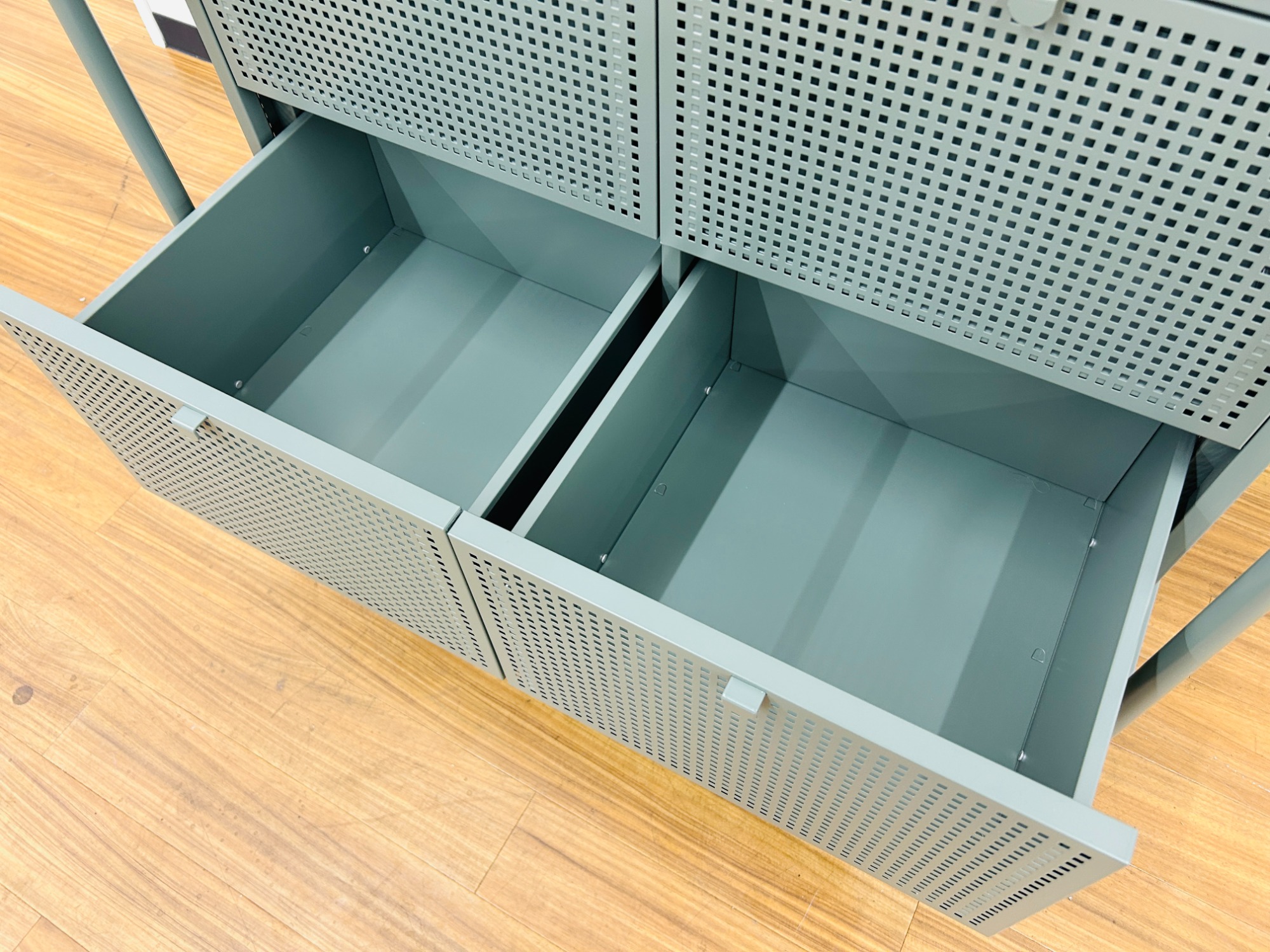 廃盤モデル】イケアの4枚扉キャビネット（ニッケビー）が入荷