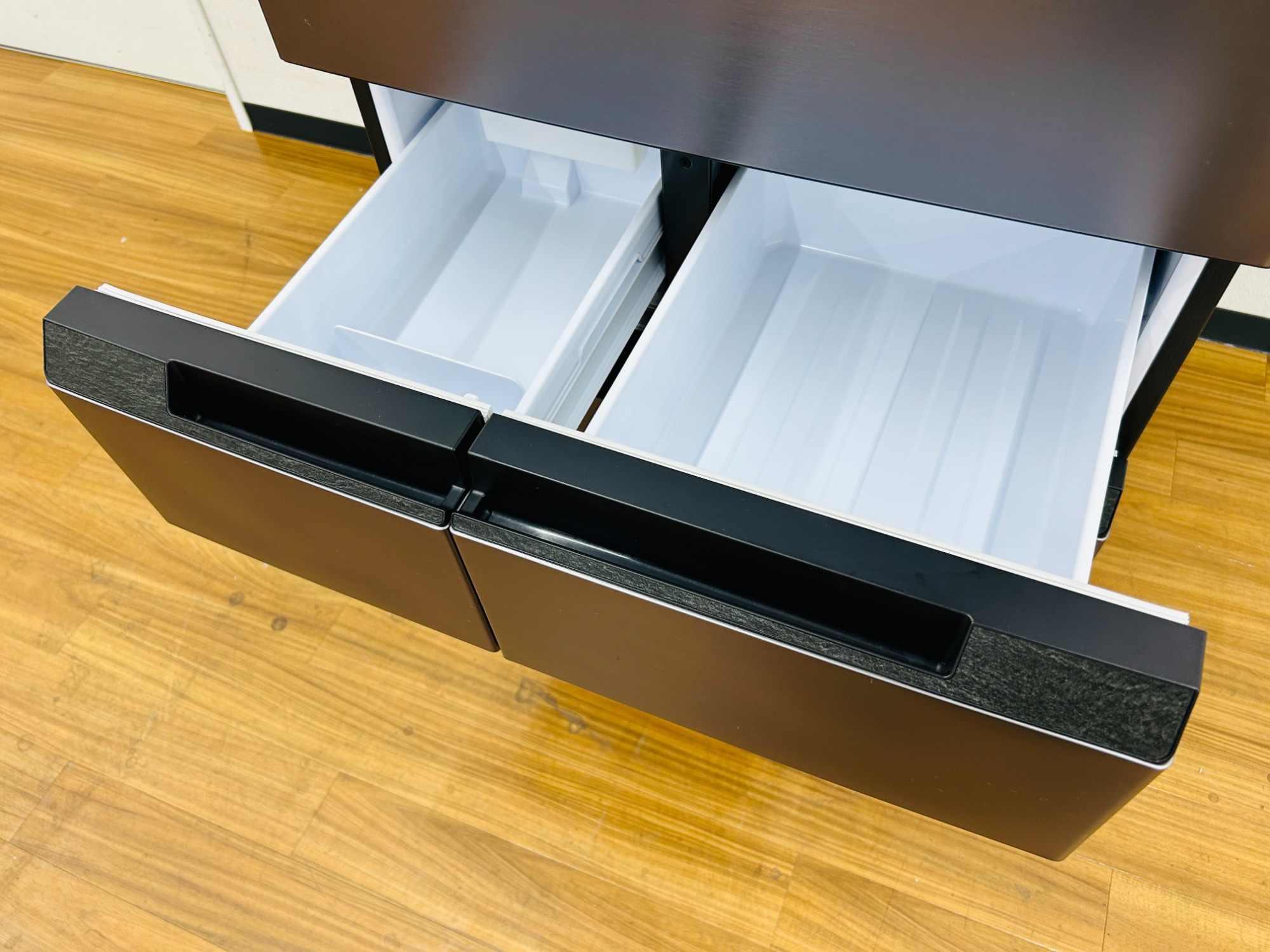 スタイリッシュなメタルドアが特徴！】23年製シャープの6ドア