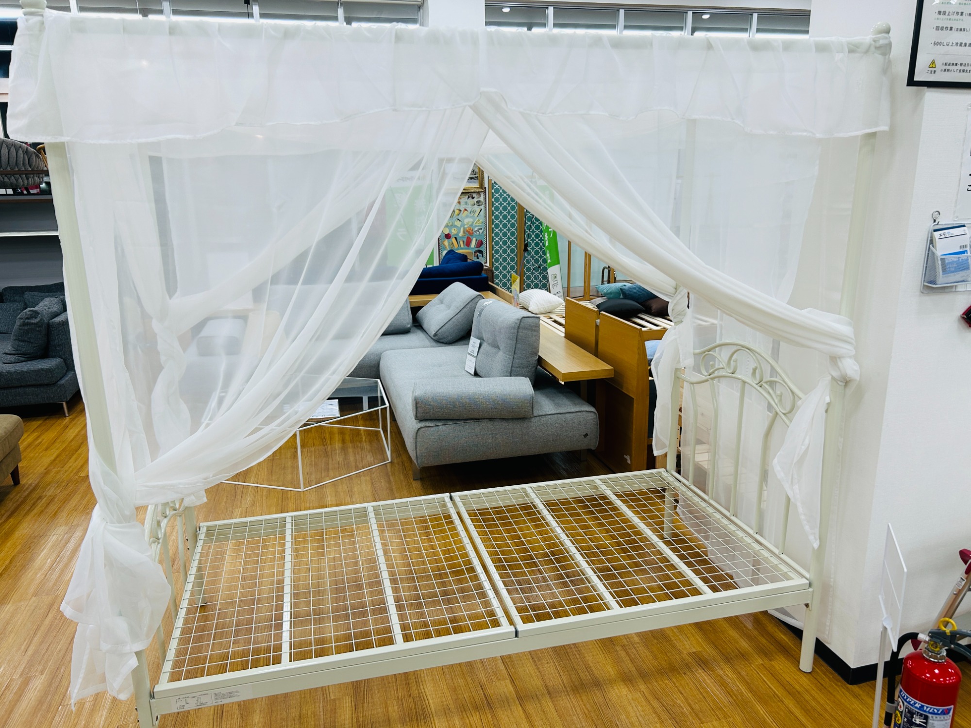 気分はプリンセス】エレガントな天蓋付ベッドフレームが入荷いたしまし