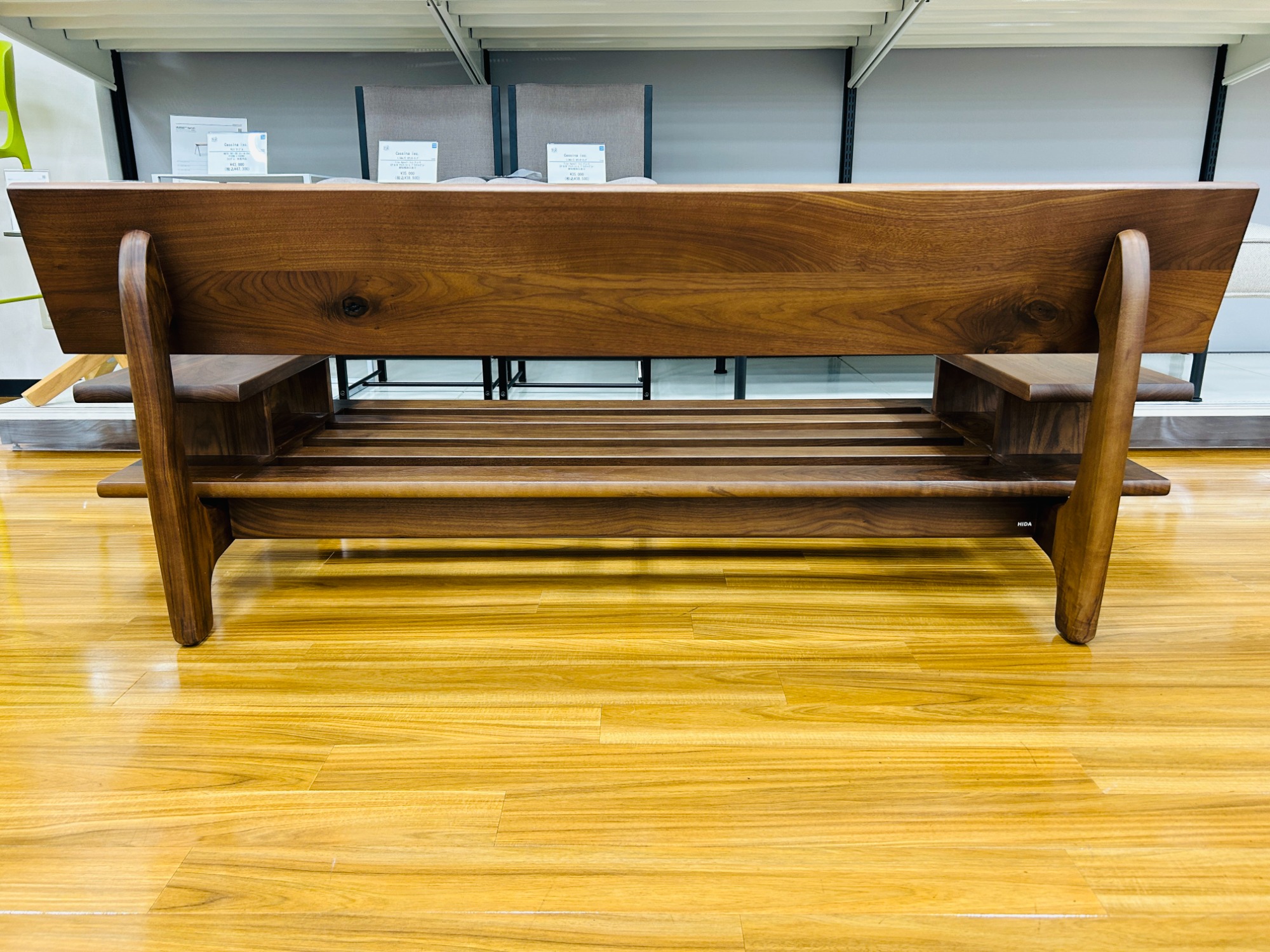 飛騨産業】コラボクッション付きの2人掛けソファー(森のことば)入荷