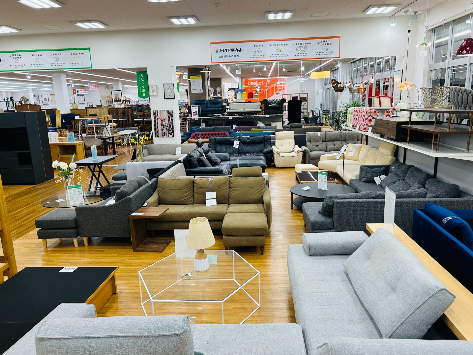 【トレファクマーケット久喜店】飛騨産業　2人掛けソファー（柚木沙弥郎コラボクッション付） 飛騨産業 (ヒダサンギョウ) 2人掛けソファー 柚木沙弥郎コラボ