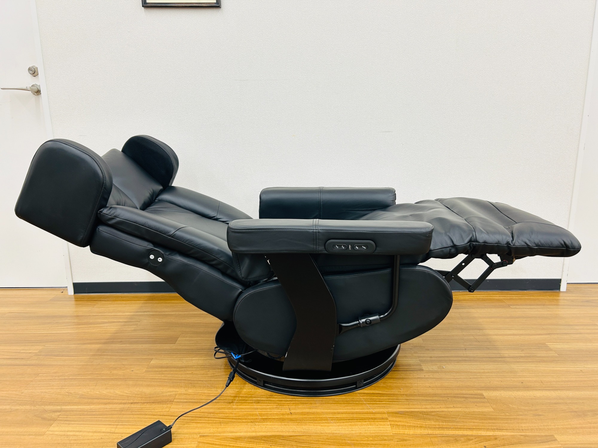 ヤマダホールディングス】 スピーカー内蔵電動リクライニングチェア