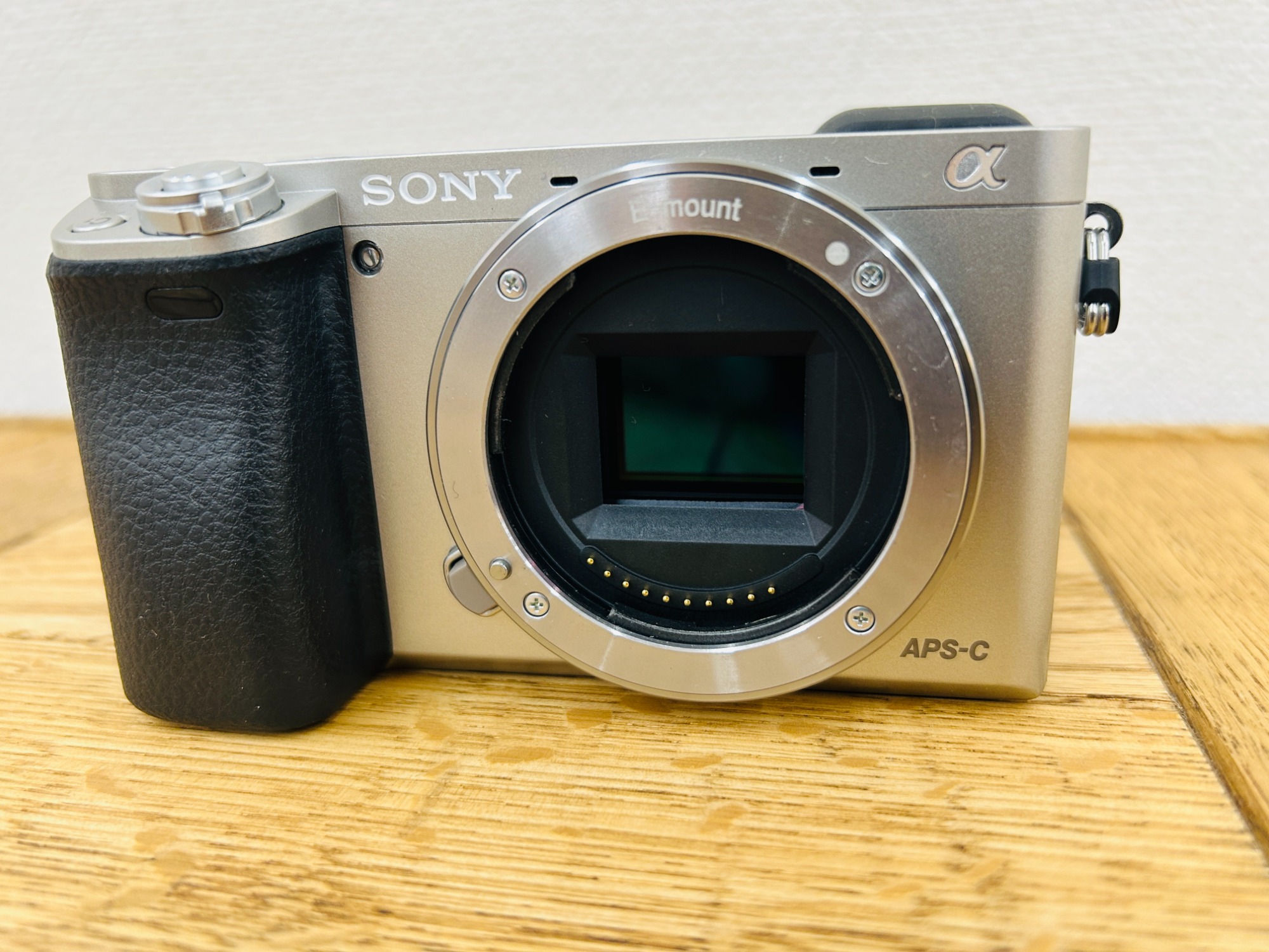 SONY】望遠レンズも付いたミラーレス一眼カメラ（ILCE-6000）が