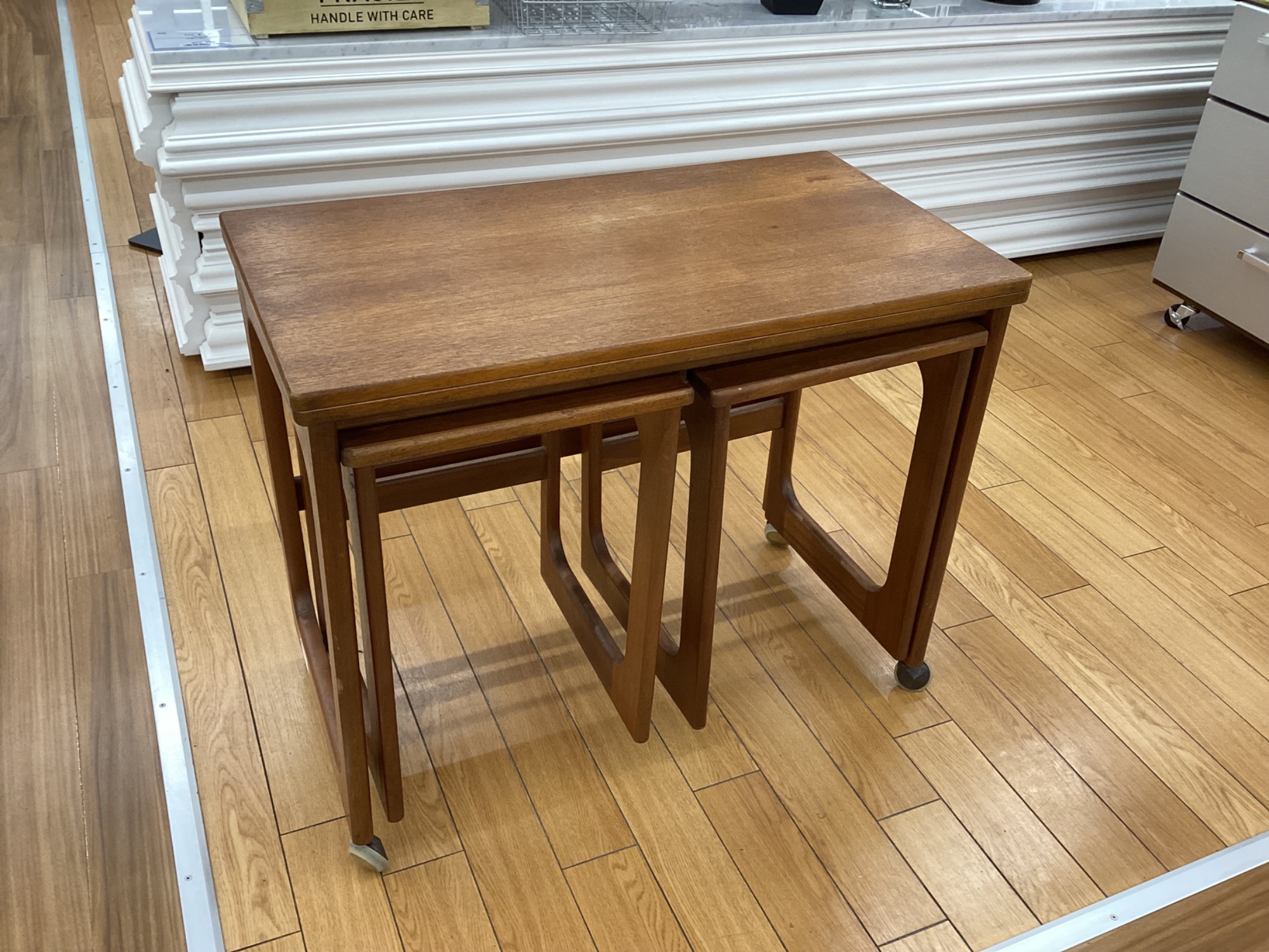 英国アンティークMcIntoshマッキントッシュ製ネストテーブル3台89-325