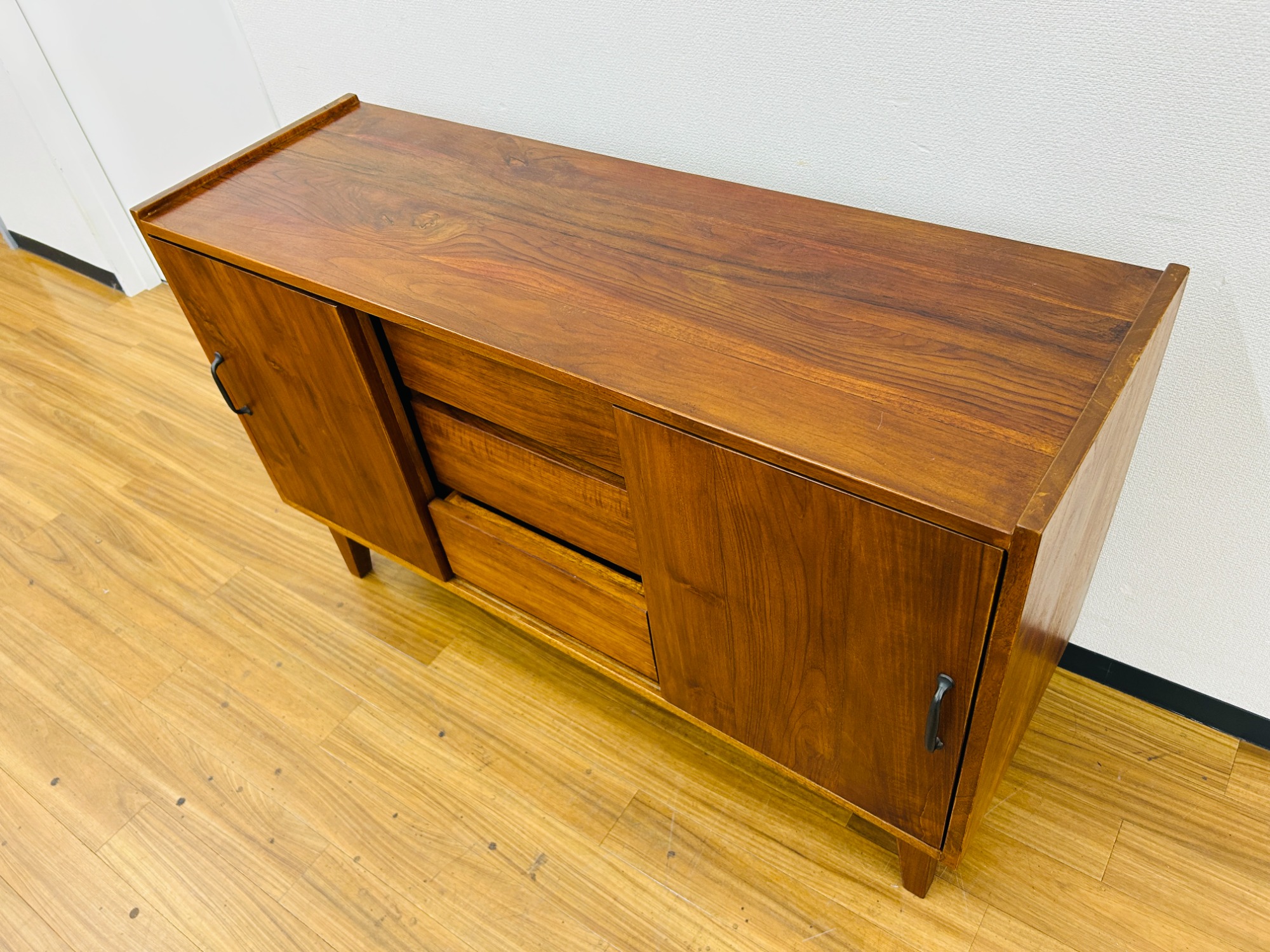 【トレファクマーケット久喜店】サイドボード(アジアンビンテージデザイン) アジアンデザイン】チーク無垢材を使用したサイドボードが入荷いたし