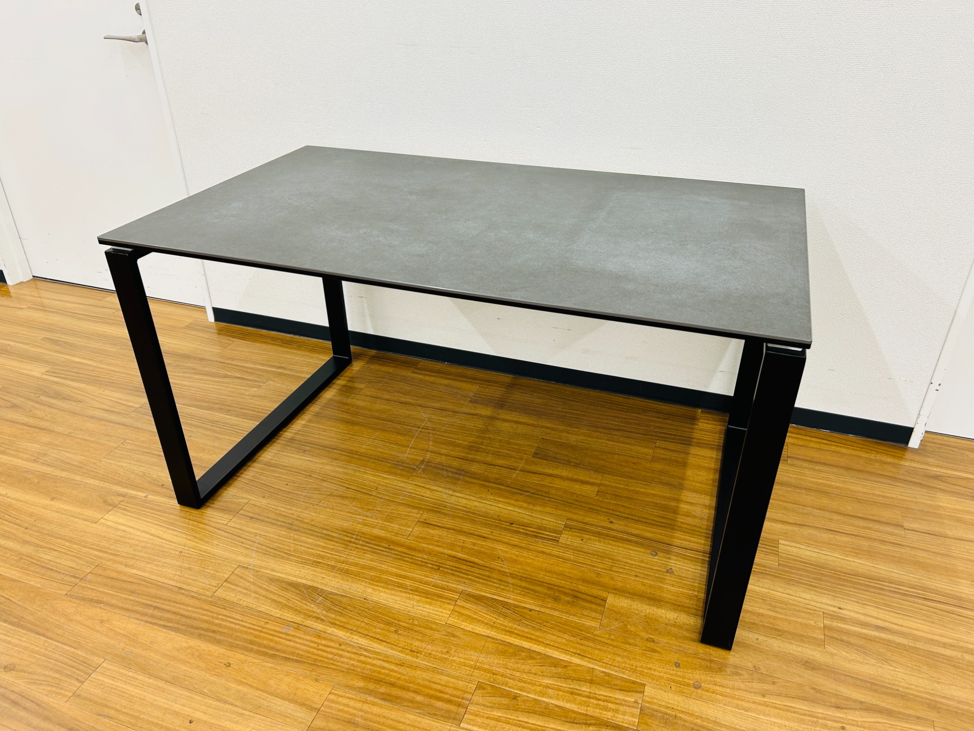 ニトリ】セラミック天板を使用したシックなダイニングテーブル