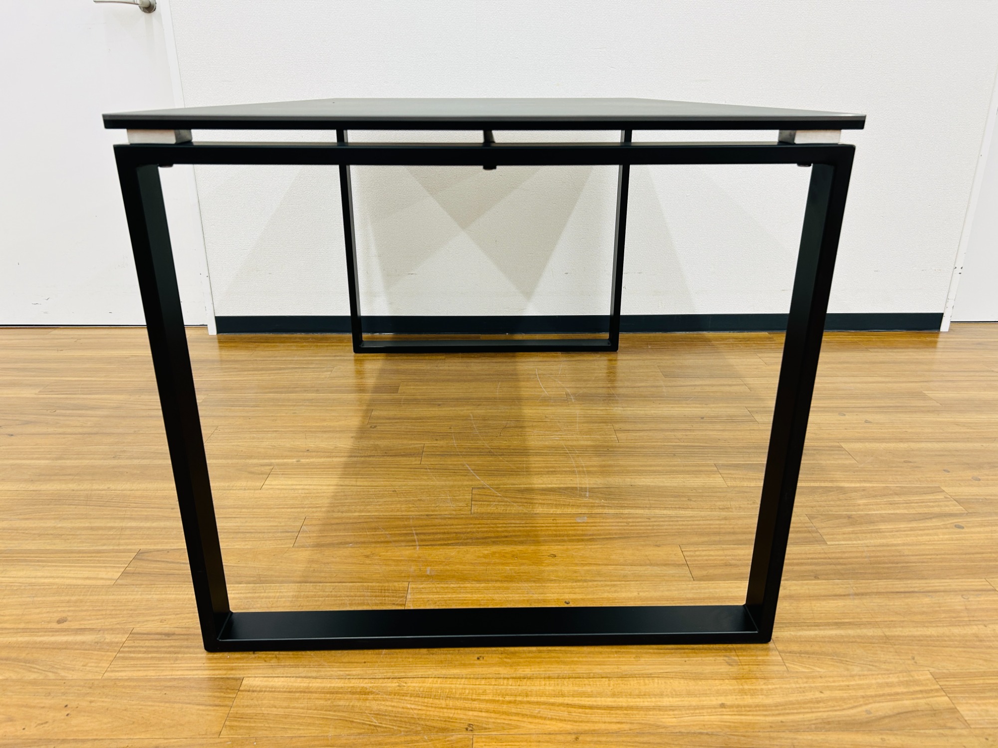 ニトリ】セラミック天板を使用したシックなダイニングテーブル