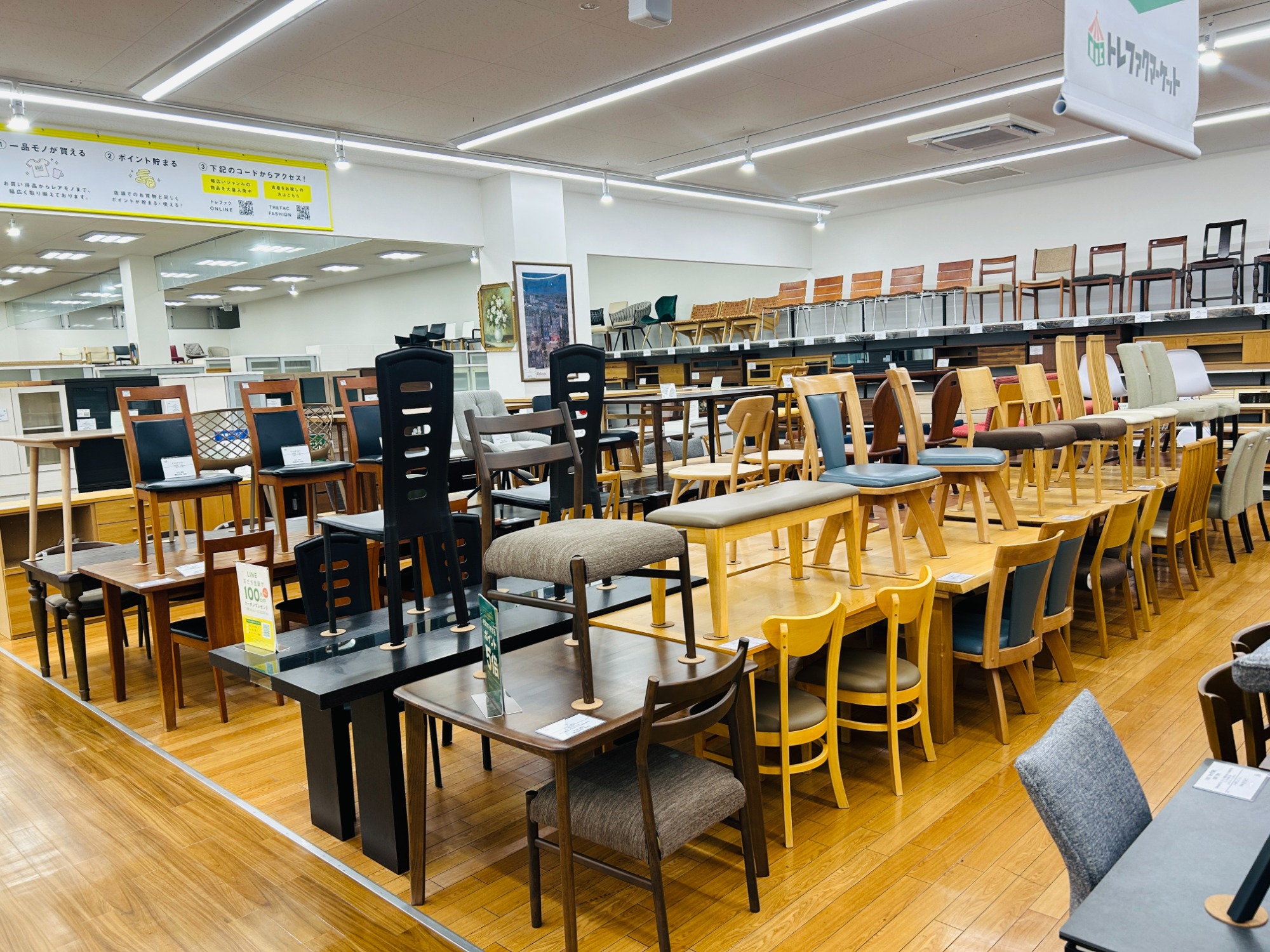 ニトリ】セラミック天板を使用したシックなダイニングテーブル