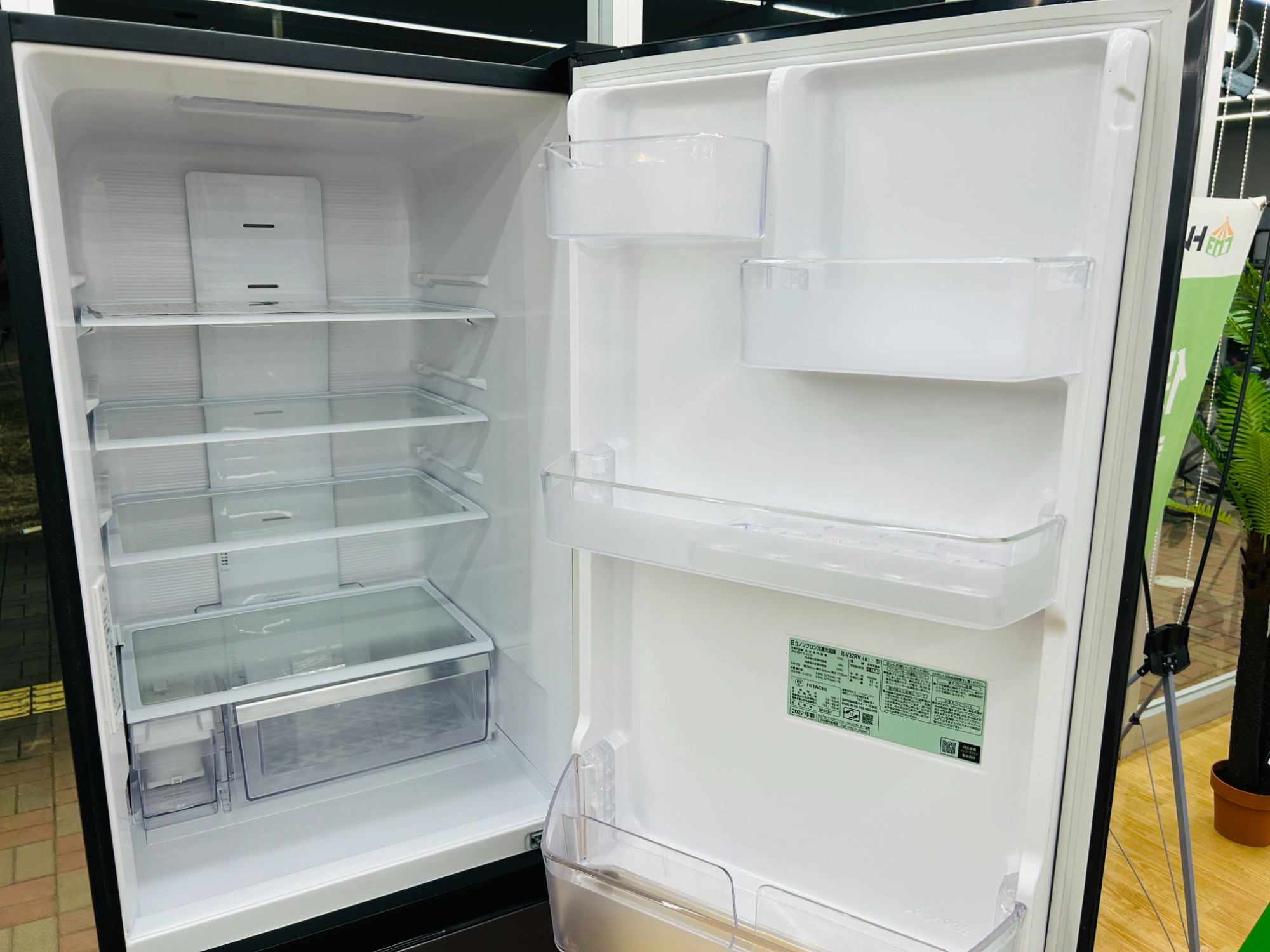 日立】22年製、幅54cmのスリムタイプ3ドア冷蔵庫（R-V32RV）が入荷