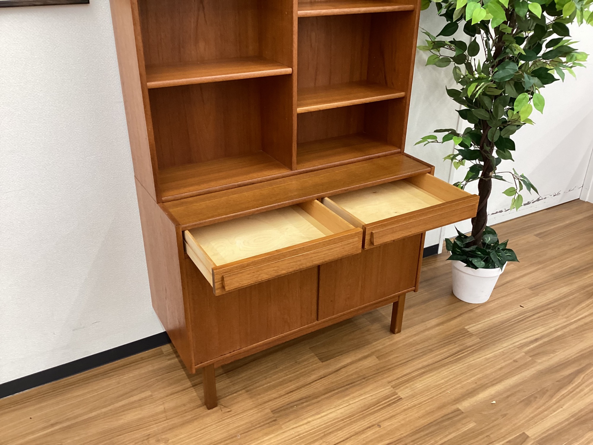 北欧ビンテージ】チーク材を使用したハイタイプのブックシェルフのご