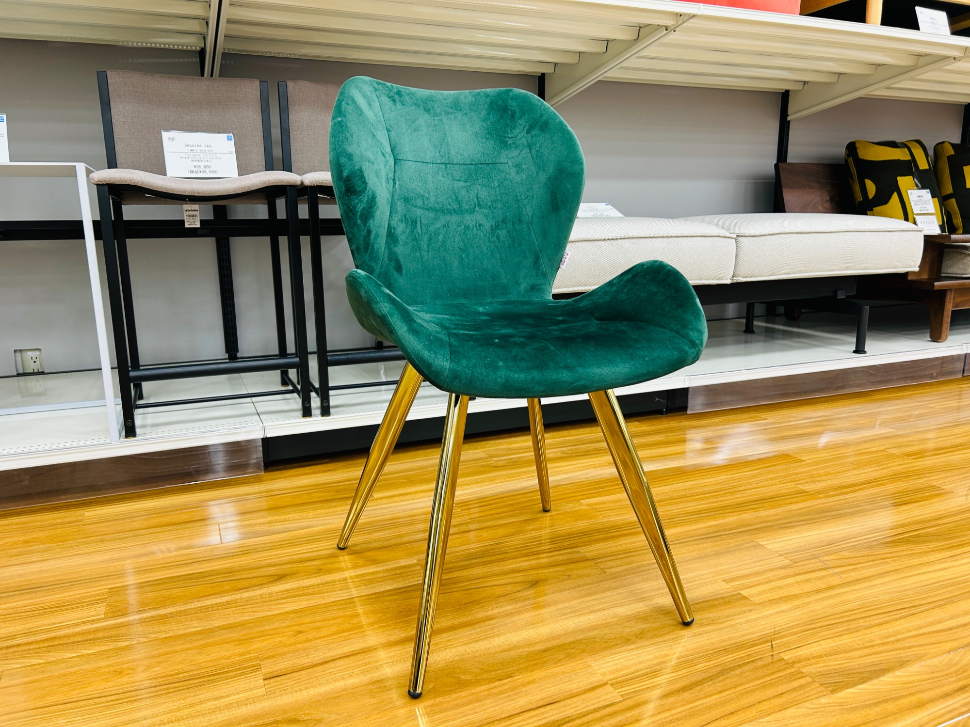 お値段見直しました！ KARE (カレ) 上品な佇まいのダイニングチェア