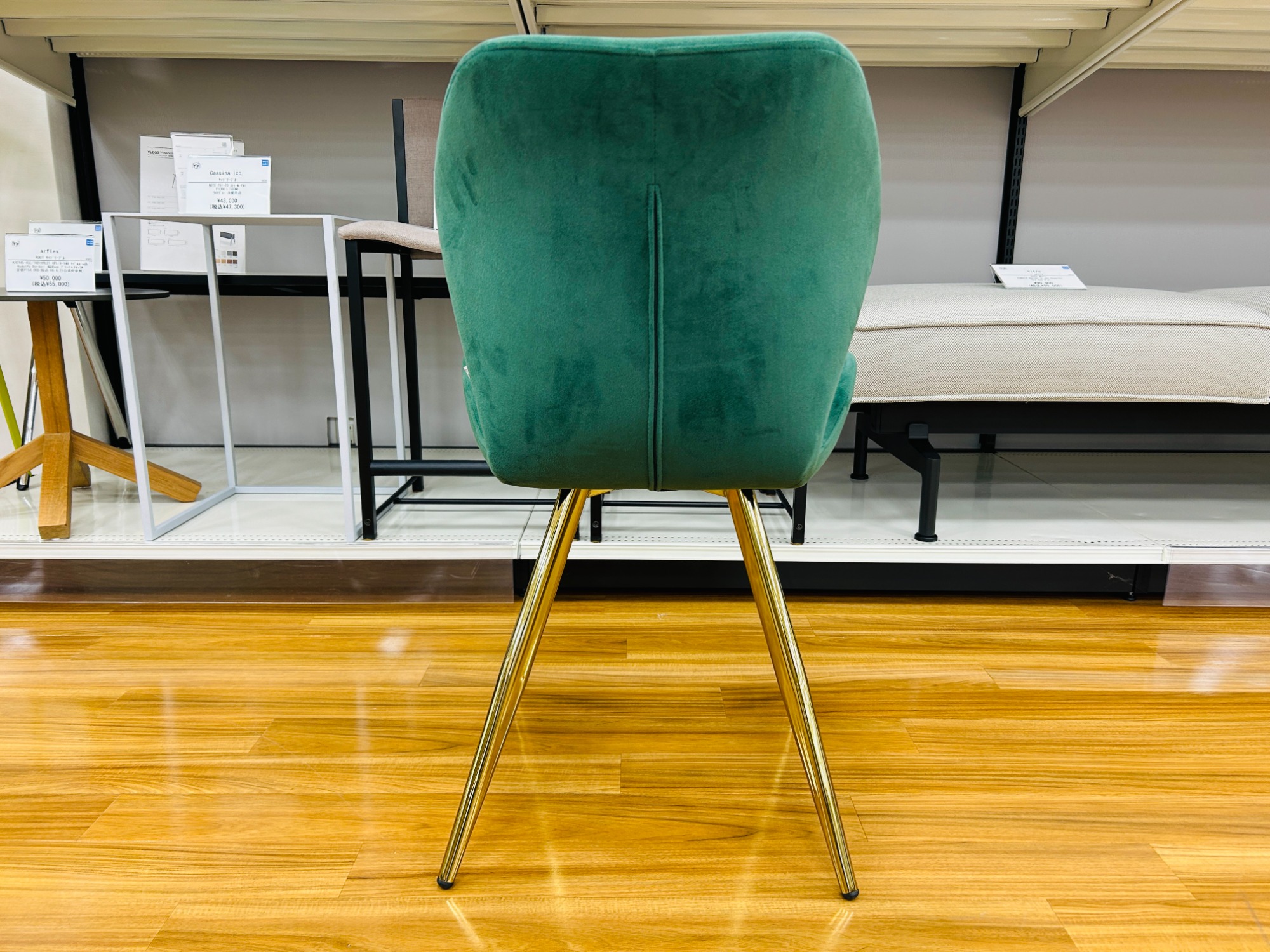 お値段見直しました！ KARE (カレ) 上品な佇まいのダイニングチェア