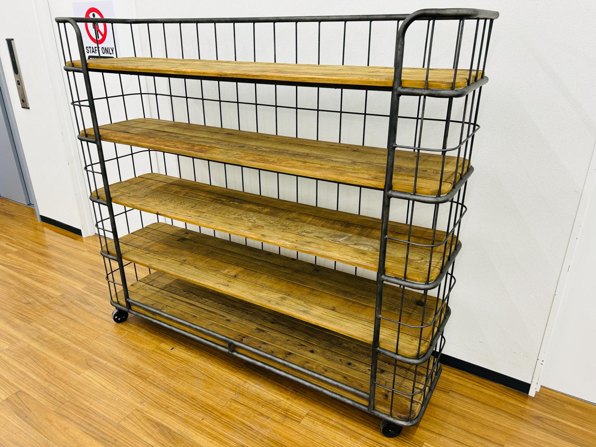 Knot antiques/ノットアンティークス】杉古材とスチールの調和が映える