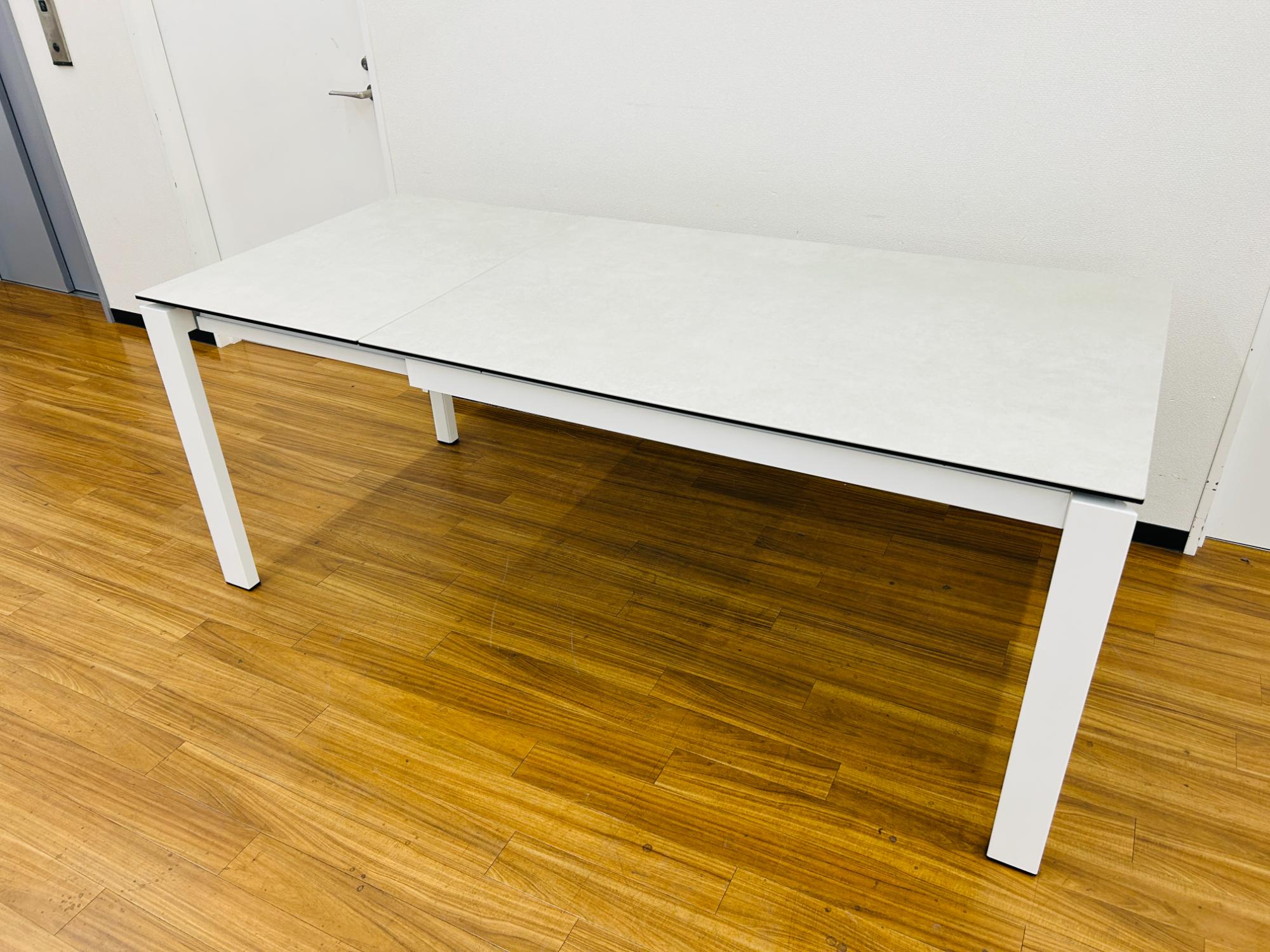 Calligaris/カリガリス】セラミック天板の伸長式ダイニングテーブル