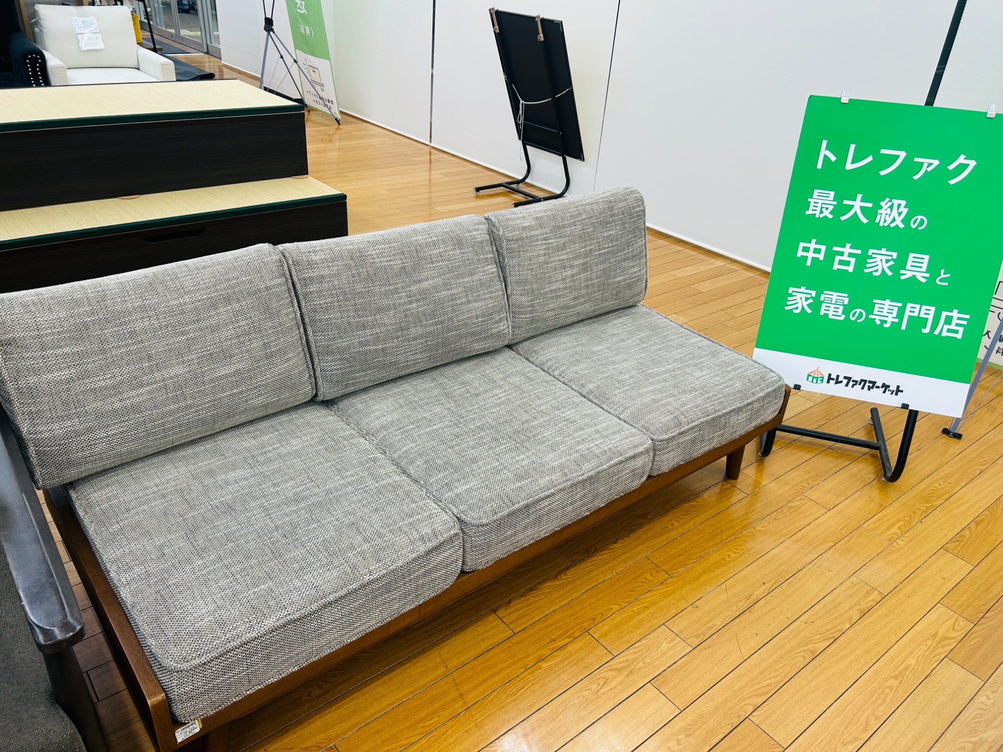【トレファクマーケット久喜店】ビンテージデザイン　3人掛けソファー トレファクマーケット久喜店】ビンテージデザイン 3人掛けソファー