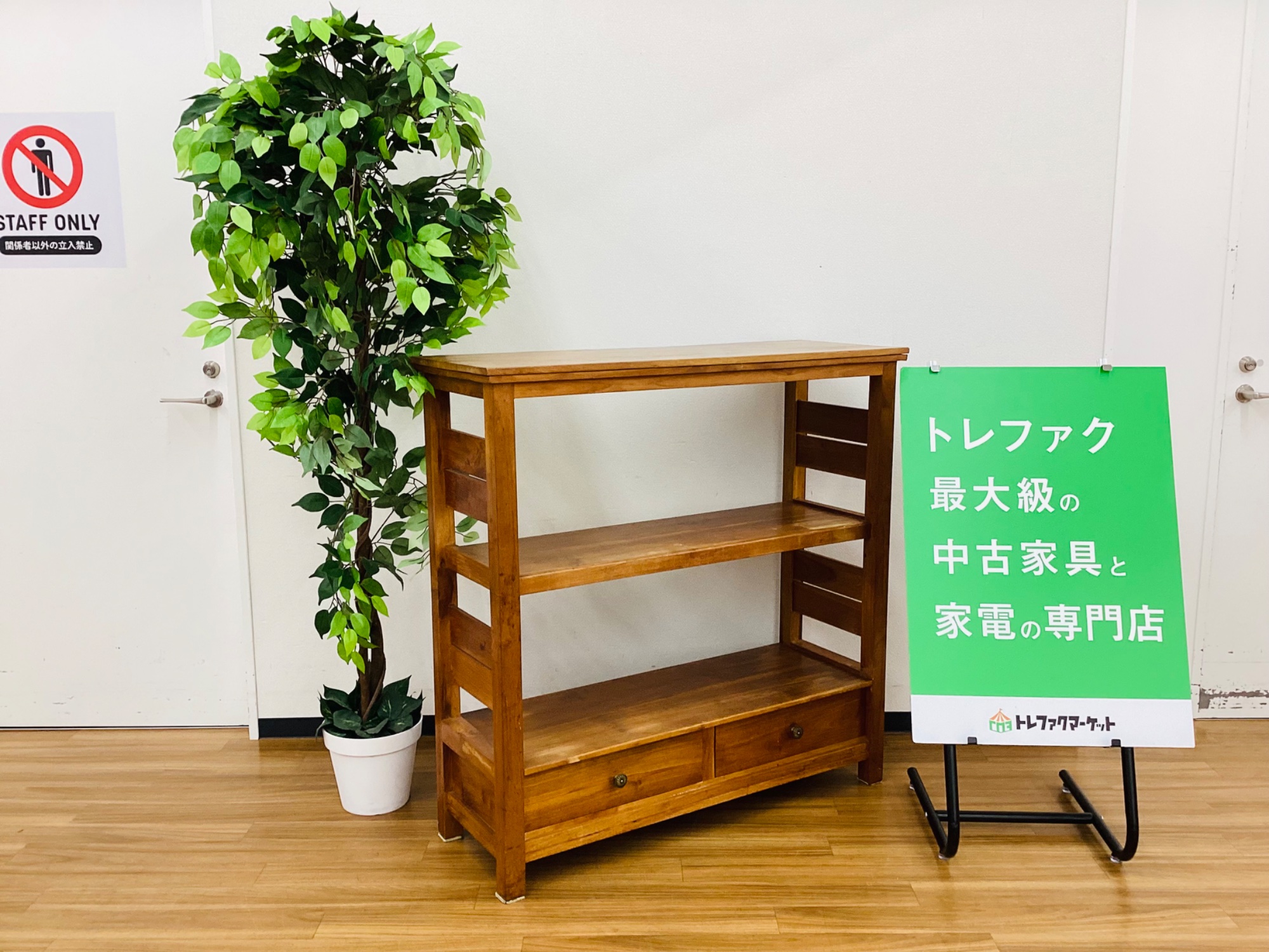 リビングの主役におすすめ！北欧テイストの引き出し付きオープンラック
