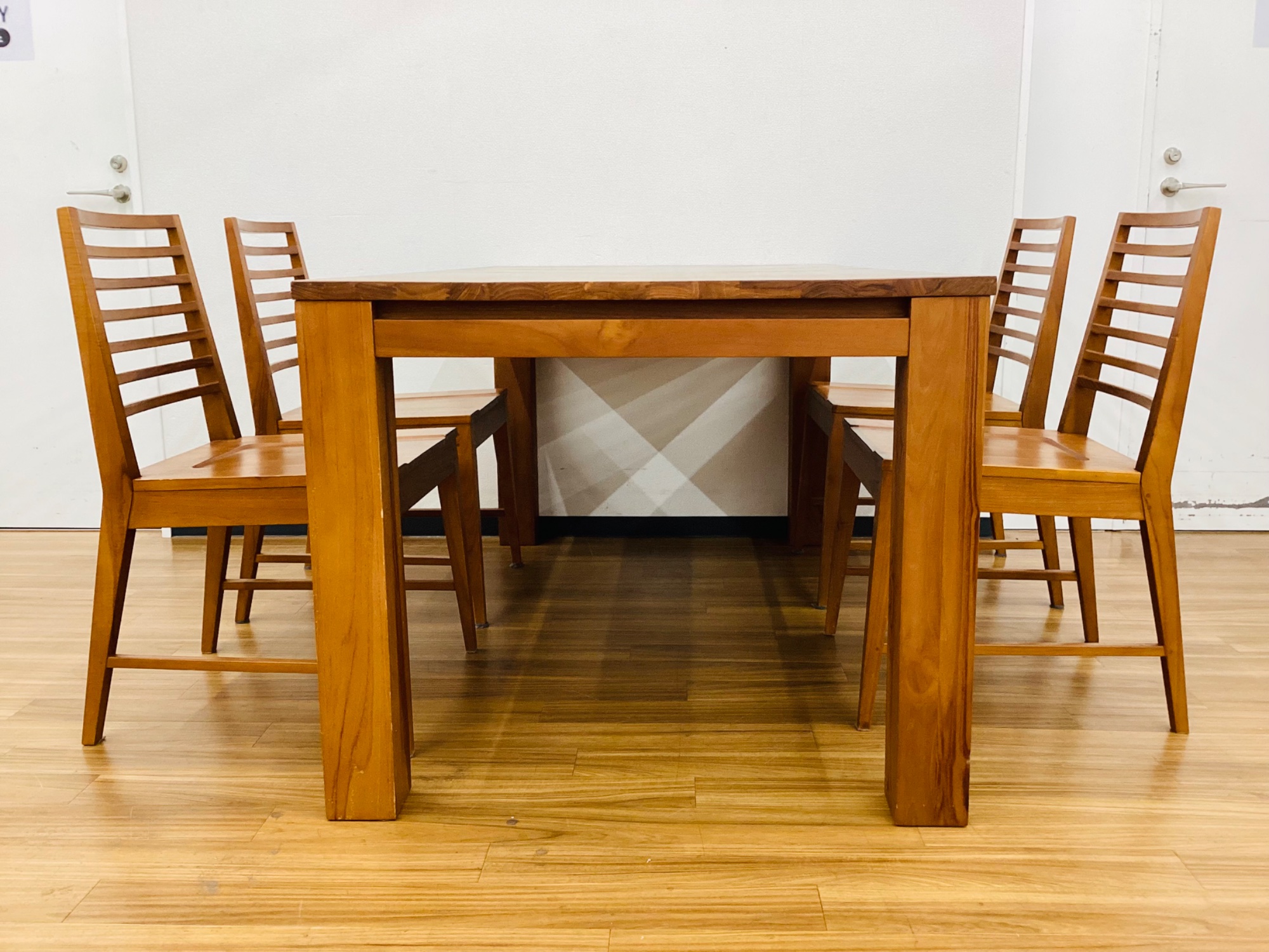 味わい深いチーク無垢材が魅力【SCANTEAK/スキャンティーク