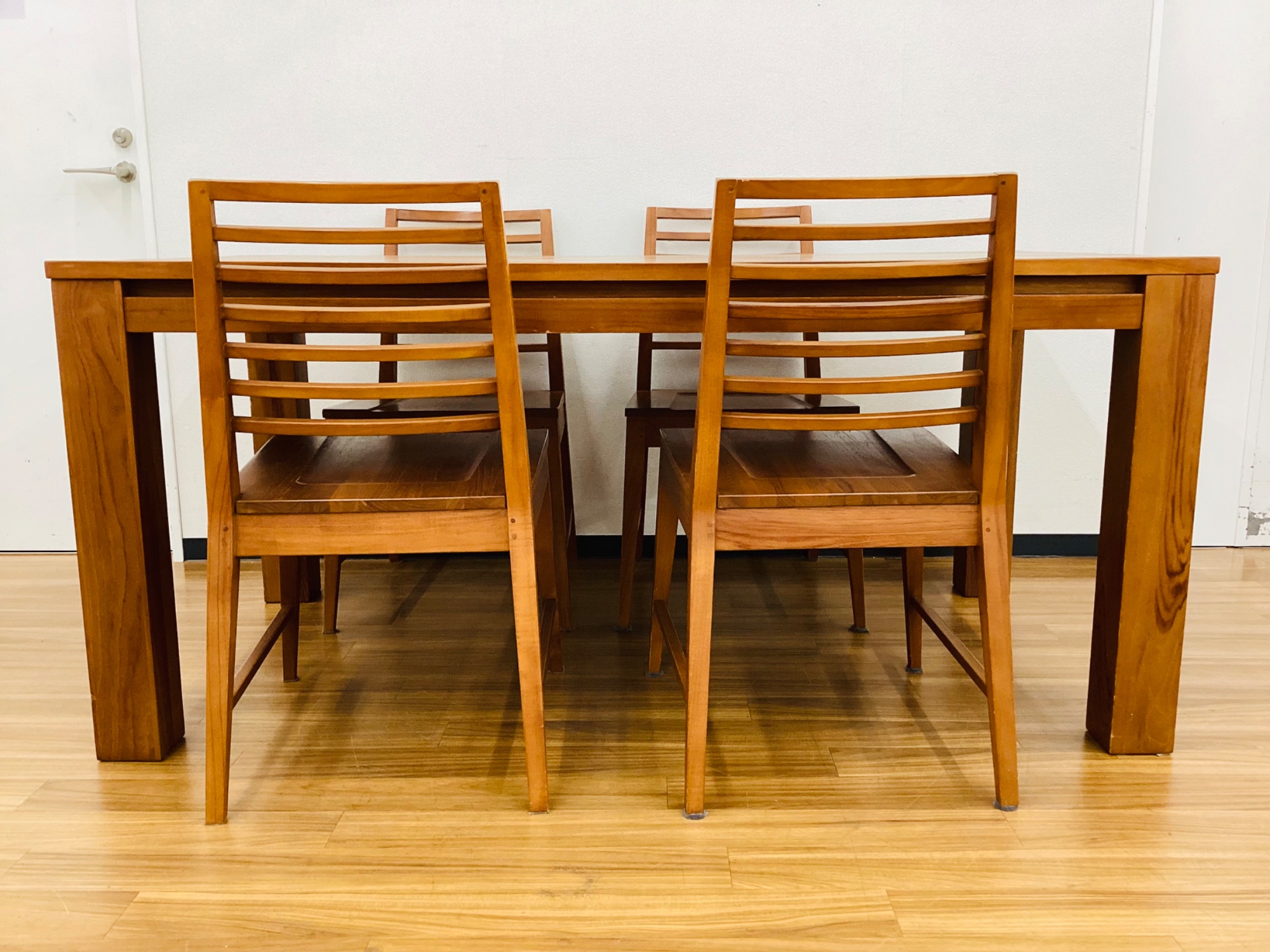 味わい深いチーク無垢材が魅力【SCANTEAK/スキャンティーク