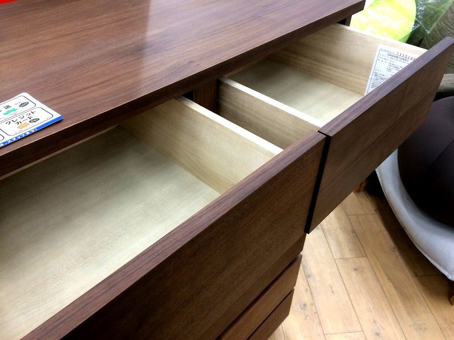 無印良品の自然感満載のウォールナットカラーチェスト入荷しました