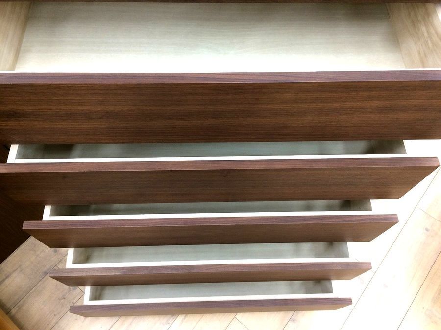 無印良品の自然感満載のウォールナットカラーチェスト入荷しました