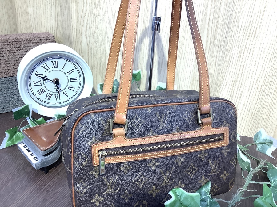 LOUIS VUITTON(ルイ・ヴィトン)のモノグラム柄のショルダーバッグが