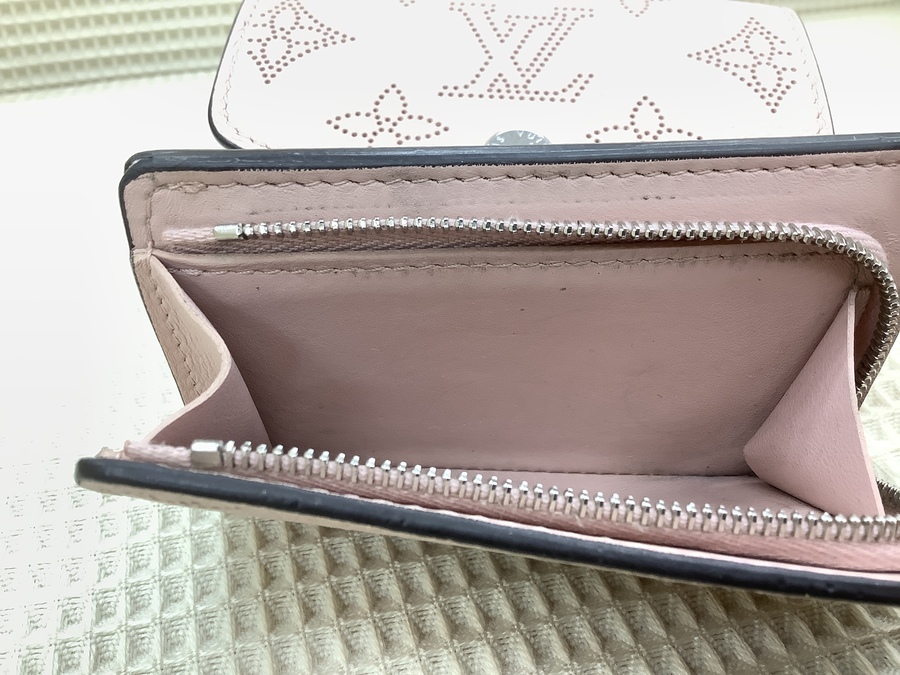 Louis Vuitton ポルトフォイユ イリス マヒナ 三つ折り財布 ポルトフォイユ・イリス コンパクト マヒナ｜ルイ・ヴィトン
