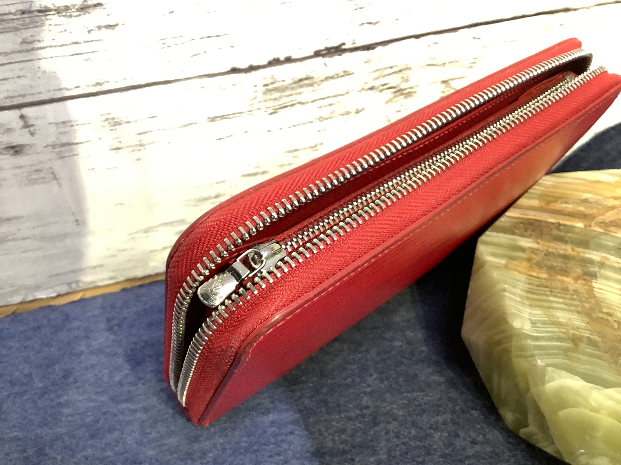 LOUIS VUITTON(ルイヴィトン)エピ長財布レッドをご紹介致します