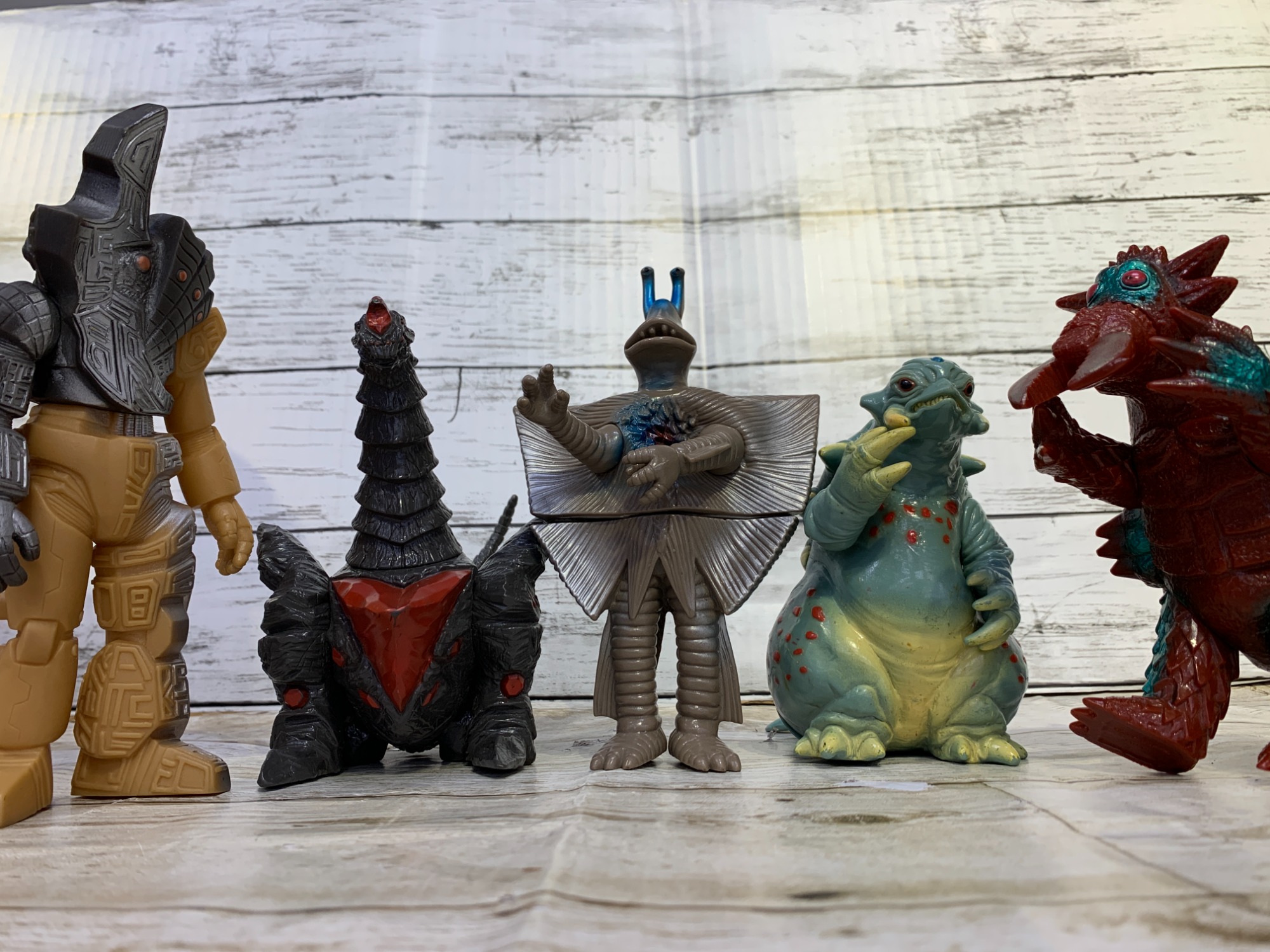 アノ懐かしのウルトラマンのかいじゅうたちが松原にたくさんやってき