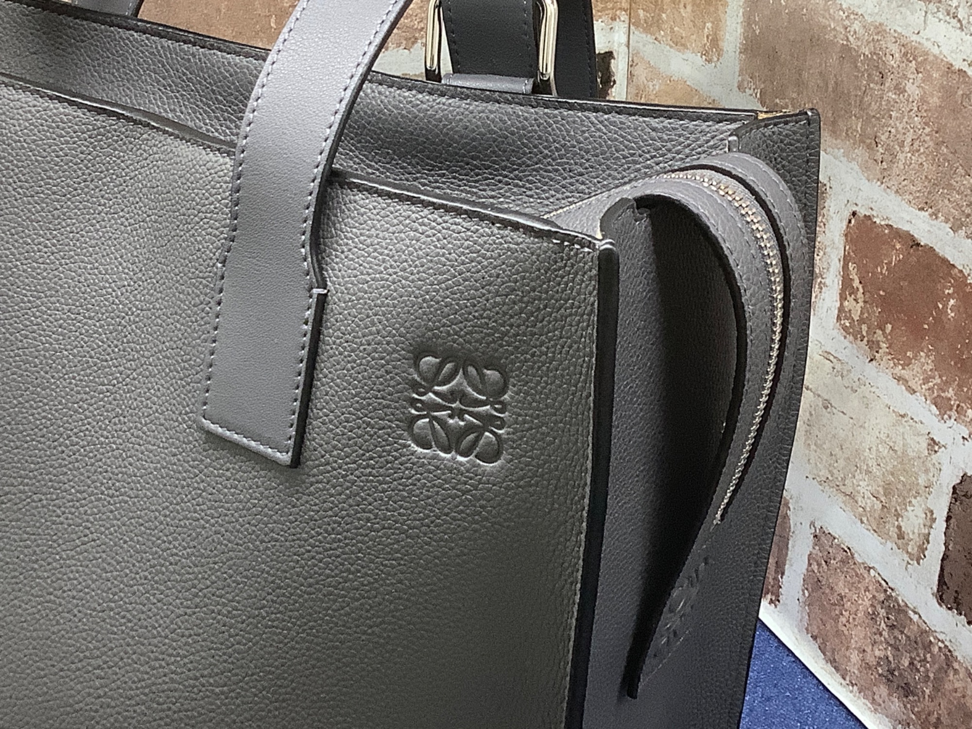 LOEWE バックルジッパートートバック入荷いたしました LOEWE バックルジッパートートバック入荷いたしました