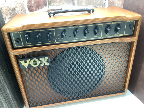 木の風合いが美しい】VOX( ヴォックス)真空菅ギターアンプのご紹介です