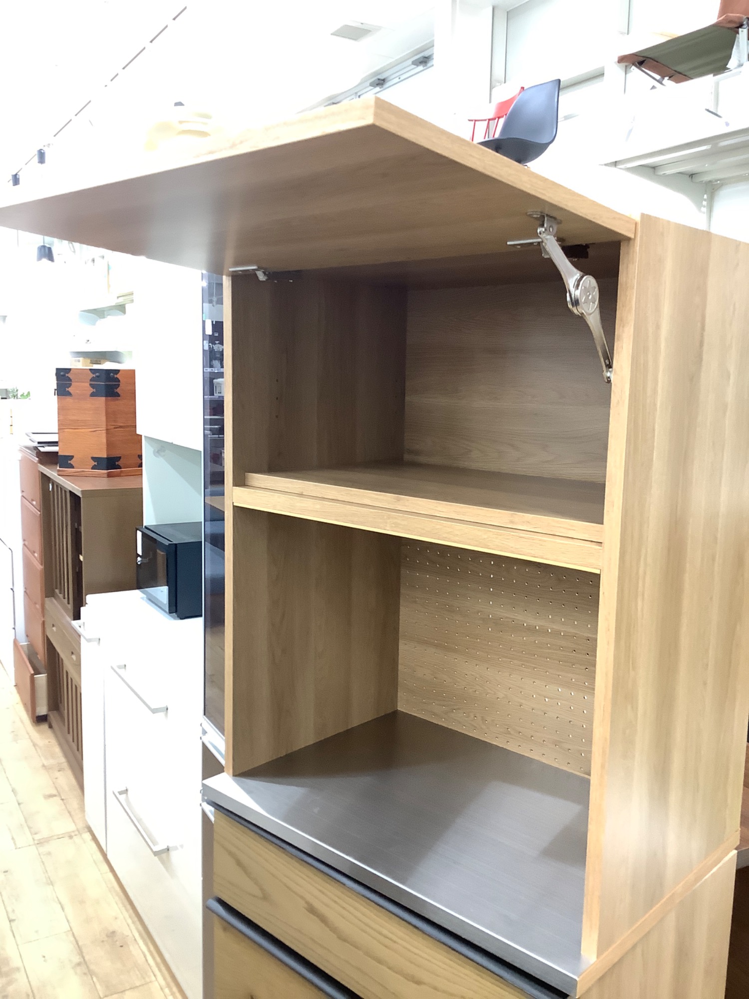 末次家具ステンレストップ食器棚のご紹介です 末次家具ステンレストップ食器棚のご紹介です