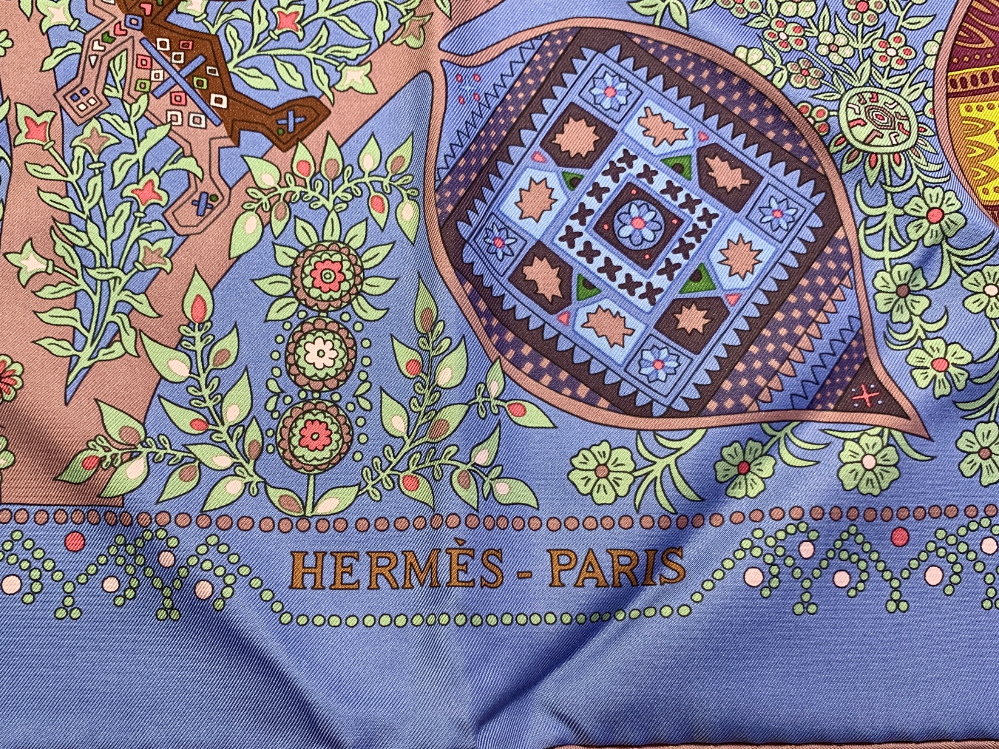 HERMES】高級感溢れるデザインと上質な肌触りのシルクスカーフを