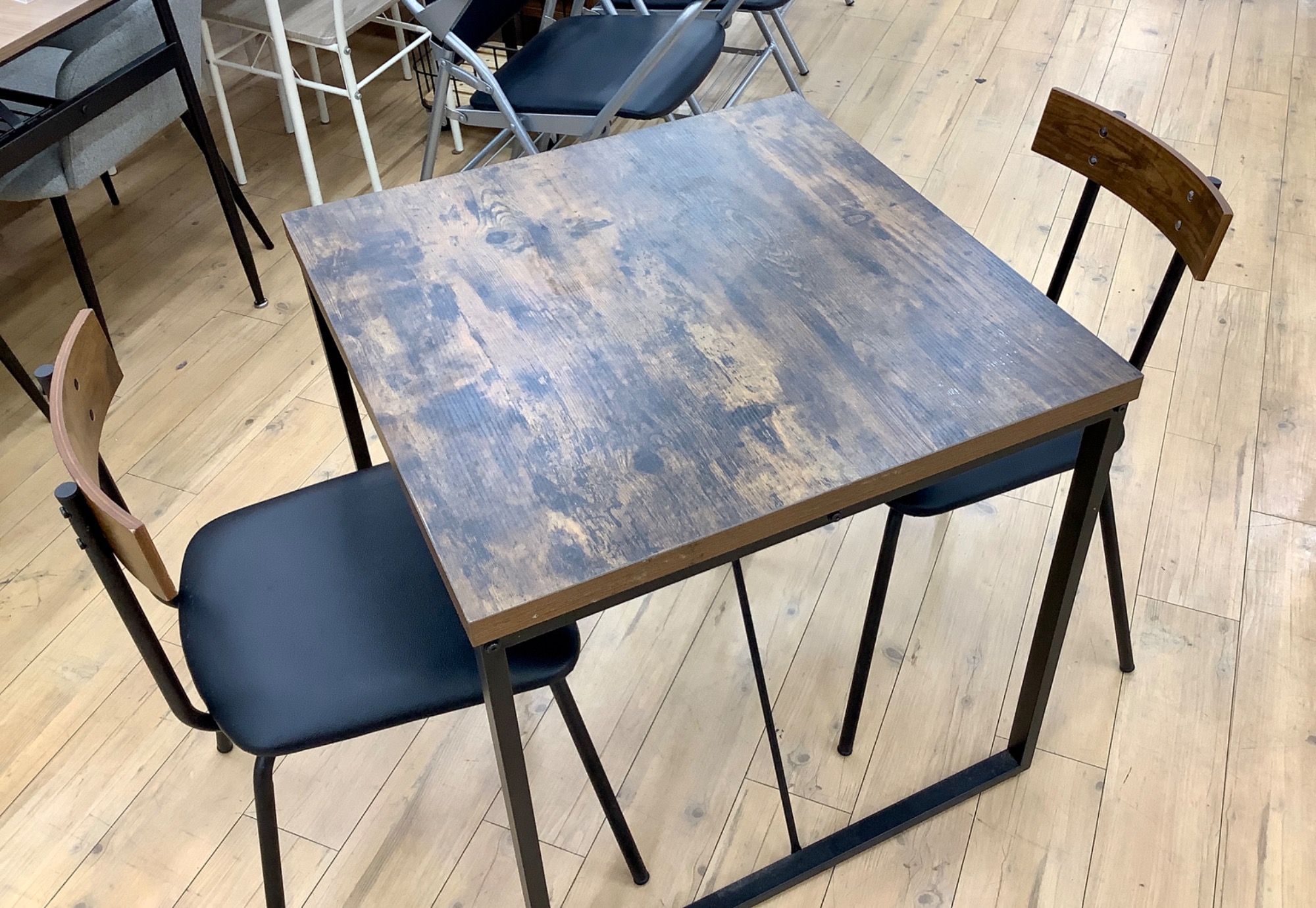 ダイニング3点セット　ﾆﾄﾘ　ｳｫﾙﾌﾞ　ﾌﾞﾗｳﾝ×ﾌﾞﾗｯｸ ニトリ ダイニング3点セット ブラウン×グレー 入荷致しました！