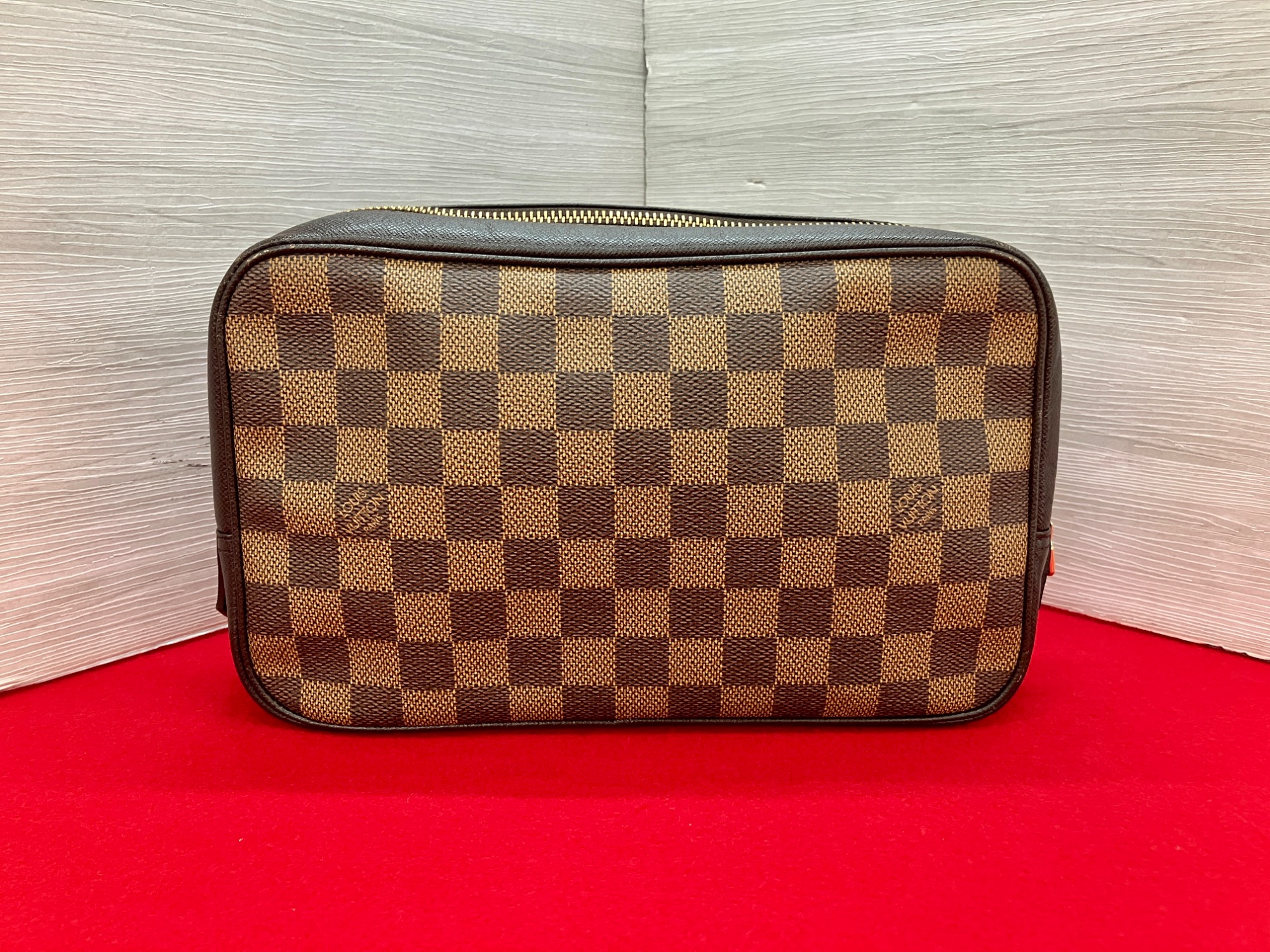 LOUIS VUITTON ルイヴィトン　トゥルース・トワレット　クラッチバッグ Louis Vuitton】シンプルなのにクラシカルなクラッチバッグ