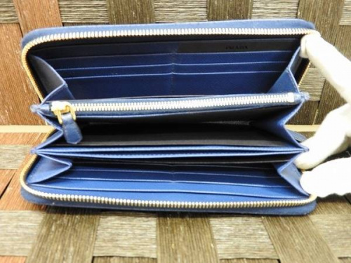 財布のプラダ（PRADA）