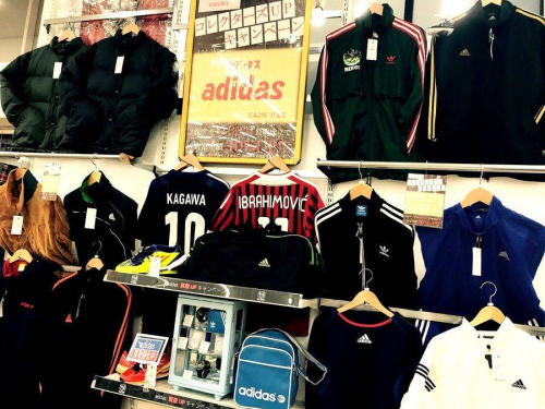 スポーツ用品のadidas　大阪