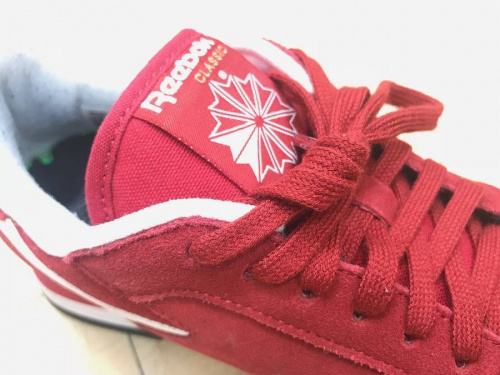 スニーカーのREEBOK