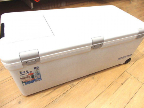 アウトドア用品のクーラーボックス