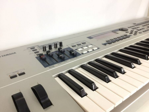 楽器のシンセサイザー