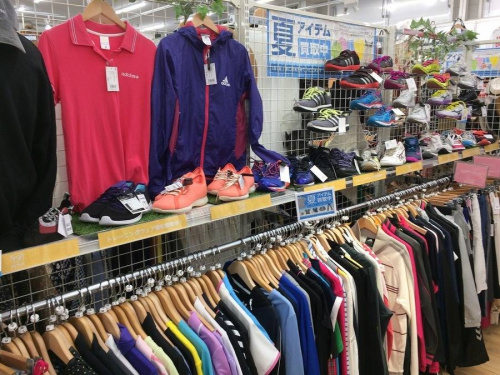 スポーツ用品のadidas　大阪
