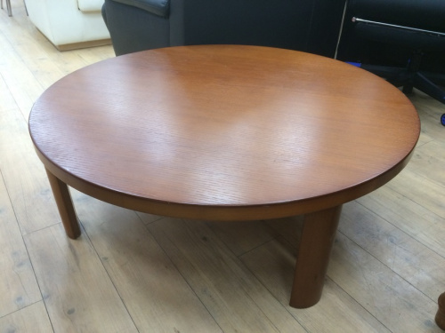 家具のテーブル