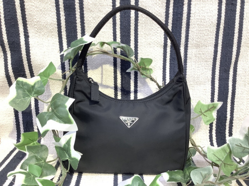 バッグのPRADA