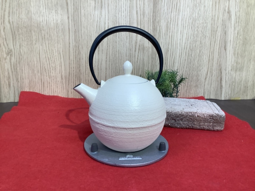 和食器の鉄瓶