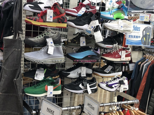 ナイキのアディダス