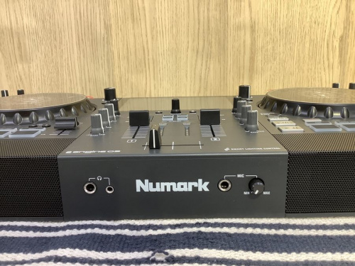 DJコンソールのNumark(ヌマーク)