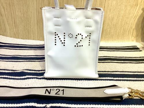 バックのＮ゜21　ＮＵＭＥＲＯ　ＶＥＮＴＵＮＯ（ヌメロヴェントゥーノ）