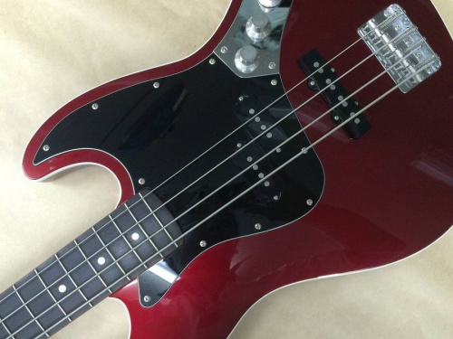 ベースのFENDER