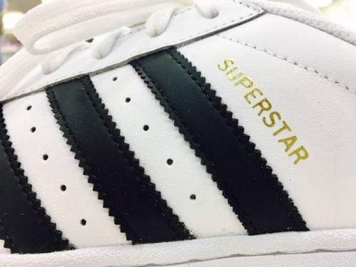 シューズのアディダス(adidas)