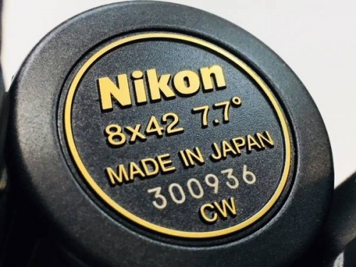 アウトドア用品の双眼鏡